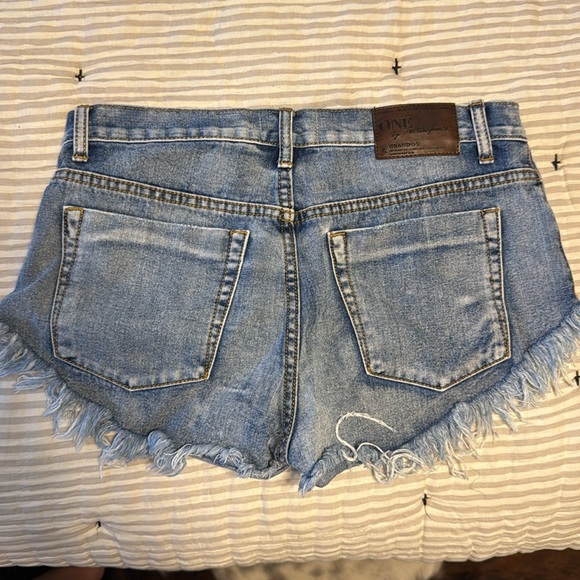 size 28 super cute mini jean cutoff shorts by one teaspoon - Picture 3 of 5
